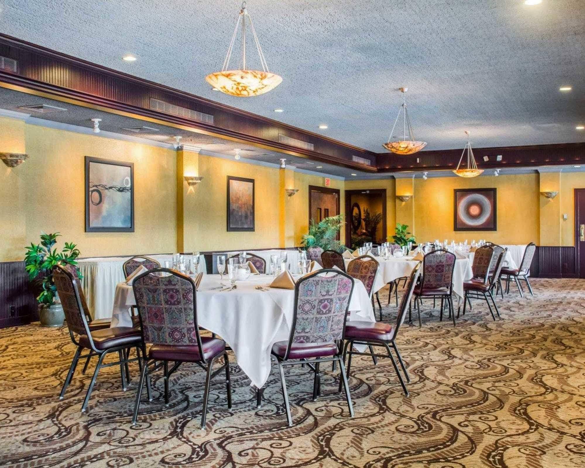 Clarion Hotel & Suites Riverfront Oswego Exteriér fotografie