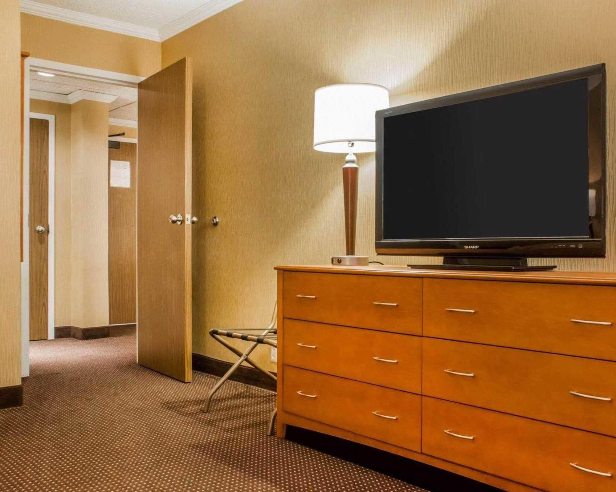 Clarion Hotel & Suites Riverfront Oswego Exteriér fotografie