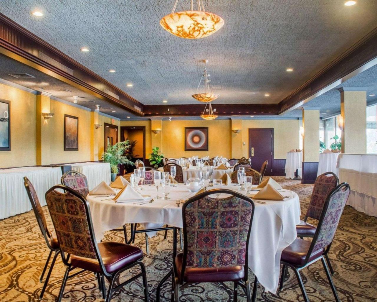 Clarion Hotel & Suites Riverfront Oswego Exteriér fotografie